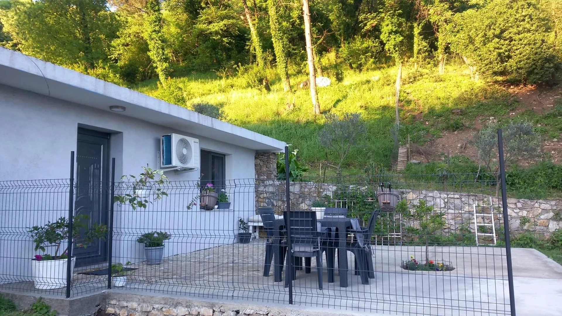 Tiny Home At The Castle Shkoder Apartment